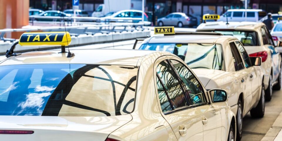 es legal el alquiler de licencias de taxi